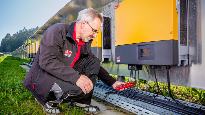 Zur vollständigen Inspektion einer Solarstromanlage gehört auch das Durchmessen sämtlicher Strings hinsichtlich des Isolationswiderstandes. Es sind aber noch weitere Messungen notwendig, um Fehler in der Anlage auszuschließen.