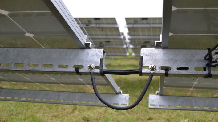 Eine vorbildliche Erdung verbindet alle Montagegestelle niederohmig miteinander und dann über ein Erdungskabel mit dem Boden. Der Widerstand in der gesamten Erdung ist bei jeder Inspektion zu messen.