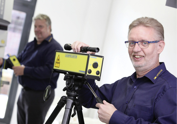 
Klaus Terlinden (vorn) und Oliver Lenckowski aus Flensburg haben Solartektor entwickelt.



