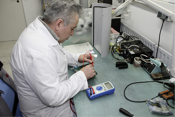 



Werkstattleiter Hüseyn Ceital prüft eine Platine im Reparaturlabor von Solarinvert.
