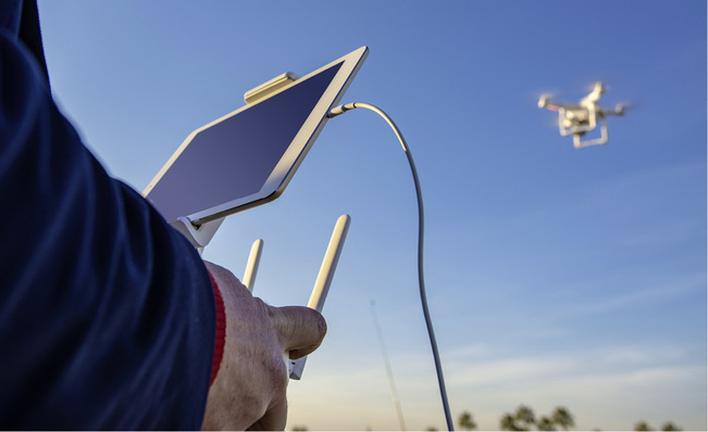 
Will der Photovoltaikhandwerker Inspektionen nit Flugdrohnen anbieten, muss er nachweisen, dass er so ein Gerät auch fliegen kann und sich mit den Regeln auskennt.



