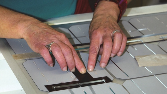 Die Reparatur und der Nachbau schadhafter Solarmodule werden in spezialisierten Werkstätten erledigt. Der Anteil an Handarbeit ist sehr hoch, weil es sich meist um Einzelstücke oder kleinere Serien handelt.