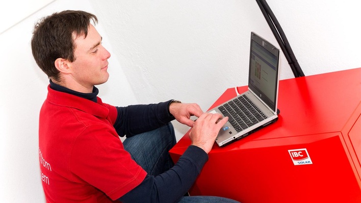 Ein Installateur richtet einen Heimspeicher ein.