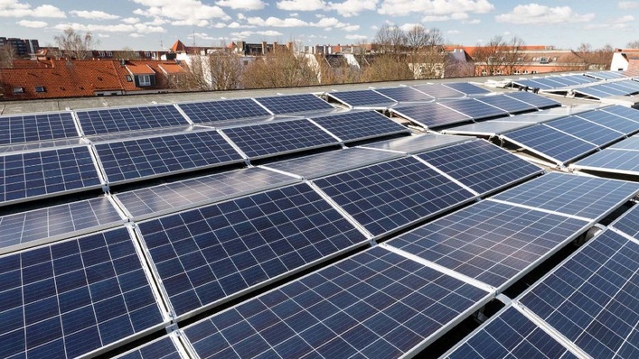 Die Anlage auf dem Dach des Mehrfamilienhauses in Käthnerort im Stadtteil Barmbeck ist das erste von zwölf Mieterstromprojekten, das Vattenfall in den kommenden Monaten in Hamburg errichten wird.