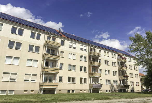 



In Wolfen haben die Stadtwerke eine neue Mieterstromanlage auf das Dach mehrerer Bestandsgebäude gebaut. Ziel ist es, ein skalierbares Produkt zu entwickeln.

