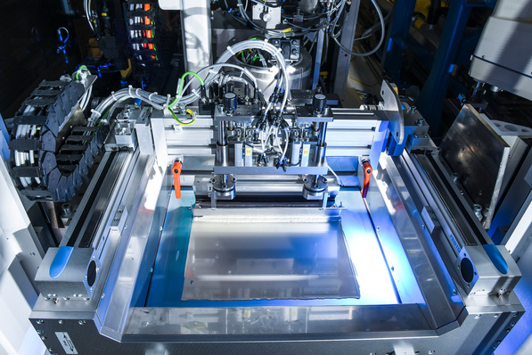 Leitfähiges Kleben von Zellen in großer Stückzahl ist möglich.