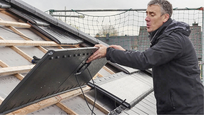 



Die PV-Elemente des Glattziegels G 10 werden einfach in die Dachlattung eingehängt.
