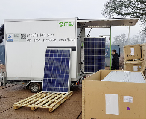 



Qualitätssicherung auf der Baustelle: Letztlich kann nur die Messung von Stichproben die Qualität der angelieferten Module tatsächlich nachweisen. Das lohnt sich ab einer Prüfmenge von 20 Modulen.
