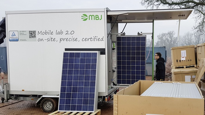 Ab einer Prüfmenge von 20 Modulen lohnt sich der Vor-Ort-Check.