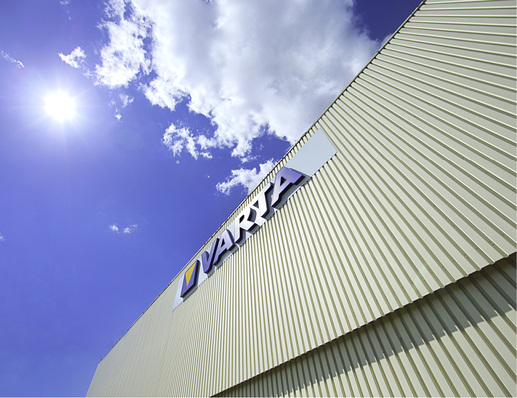 
Das neue Werk für stationäre Stromspeicher in Nördlingen macht weithin sichtbar, wer der Hausherr ist.



