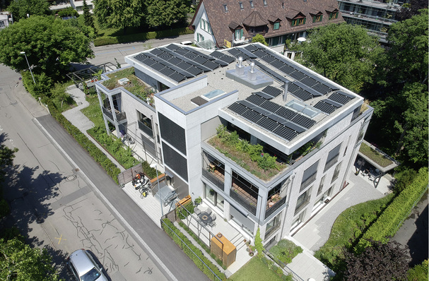 
Mehrfamilienhaus in Kreuzlingen mit 24 Kilowatt Photovoltaik. Zwei Centurio-Wechselrichter verwalten die Batterien mit 16,4 Kilowattstunden Kapazität. Die Solaranlage versorgt die Hausbeleuchtung, den Fahrstuhl und eine dreiphasige Wärmepumpe für Warmwasser und Raumheizung.



