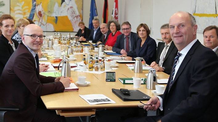 Das Kabinett in Potsdam während einer Arbeitssitzung.