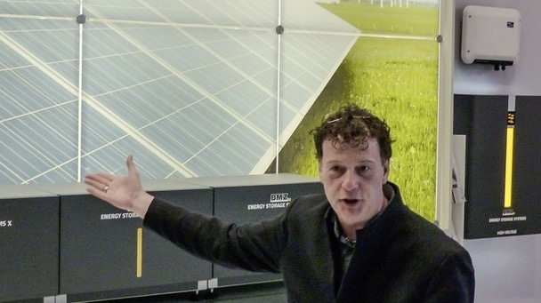 Intersolar 2018: BMZ-Gründer Sven Bauer weiß viel über Batteriezellen und den Markt zu berichten.