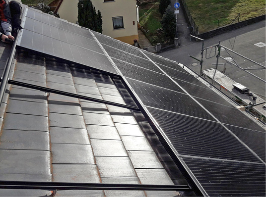 



Wer für seine Aufdachanlage eine ästhetische Lösung sucht, ist mit dem Einlegesystem richtig. Damit wird eine homogene Fläche möglich.
