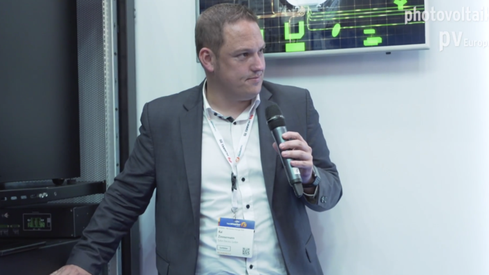 Kai Zimmermann von Eaton Electric erklärt wie die bereits genutzten Lithiumakkus aus dem Nissan Leaf zu neuen Batteriemodulen werden.