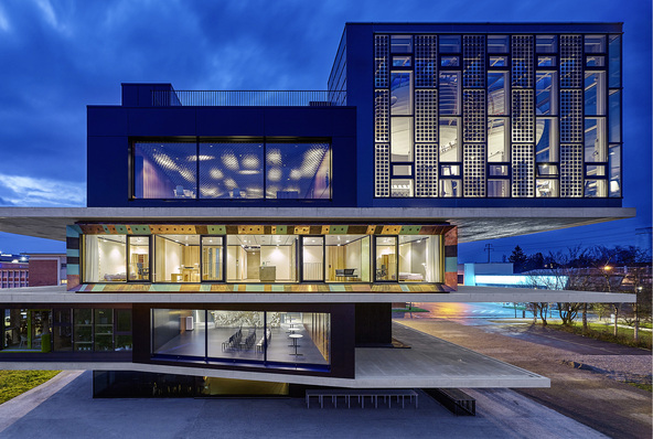 
In die Fassade des Forschungszentrums „Nest“ sind Solarmodule integriert. Sie sind ein zentraler Bestandteil des modernen Gebäudes in Dübendorf bei Zürich. 



