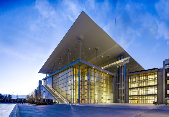 
Von unten sieht man die Solarmodule natürlich nicht. Aber das Dach des neuen Kulturtempels ist mit 5.700 photovoltaischen Elementen vollflächig belegt.



