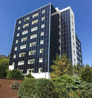 
An drei Seiten wurde dieses Gebäude mit Photovoltaik verkleidet und auf dem Dach eine Indachanlage installiert.



