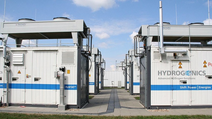 Ein Elektrolyseur wandelt grünen Strom in Gas um.