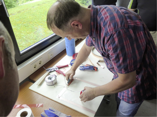 
Demonstration des Prinzips: Die Leiterschleife versorgt den Anstrich mit Strom.



