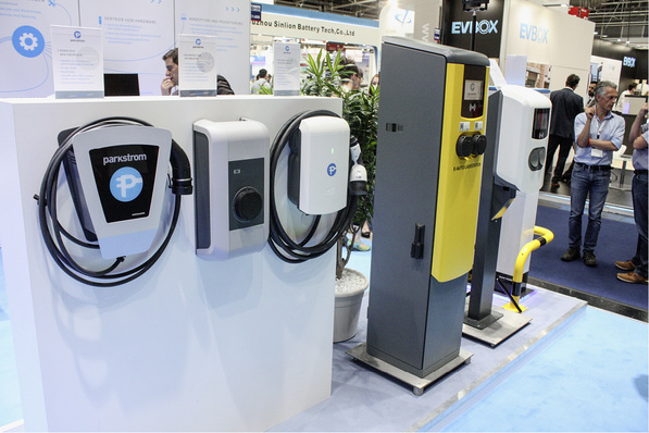 
Langsam entsteht ein dichtes Netz aus Ladepunkten. Auch für die Gebäudetechnik stehen die entsprechenden Produkte bereit – hier am Messestand von Parkstrom zur Power2Drive im Juni in München.



