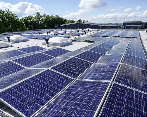 



Ost-West-Anlage auf dem Dach der Stiftung Eben-Ezer in Lemgo (95 Kilowatt) mit Montagesystem der Ernst Schweizer AG.
