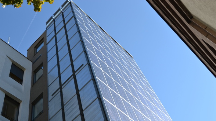 Wie kann die Außenhaut von Wohnhochhäusern in Städten solar aktiviert werden? Die neusten Ansätze dazu präsentieren die Bauforscher auf dem Kongress Energiewendebauen.