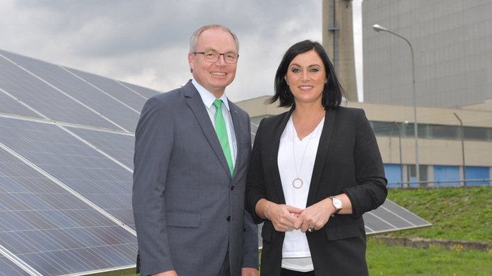 Umweltministerin Elisabeth Köstinger (hier mit Stephan Pernkopf neben der Solaranlage im einstigen Atomkraftwerk Zwentendorf) begrüßt den Schritt, den St. Pölten geht.