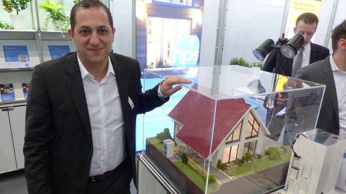 HPS-Chef Abul-Ella erklärte der photovoltaik ein Picea-Modell auf der Messe in Düsseldorf.