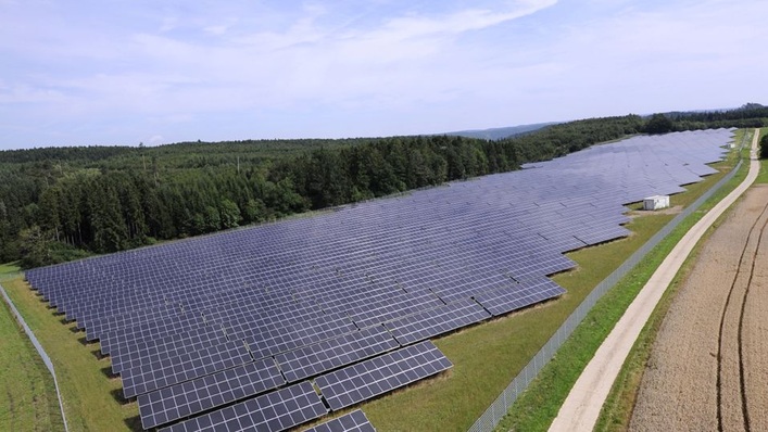 Das Foto zeigt den Solarpark Leibertingen, der von EnBW 2009 in Betrieb genommen wurde.