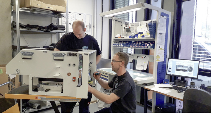 



Langsam läuft die Fertigung in Berlin-Adlershof an. Zum Einsatz kommen qualitativ sehr hochwertige Materialien und Komponenten.
