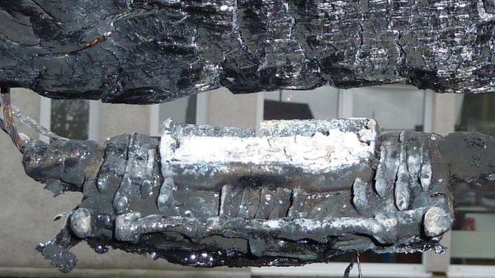 Die Leitung für den Kurzschluss hat dem Brand standgehalten und die Anlage gesichert.