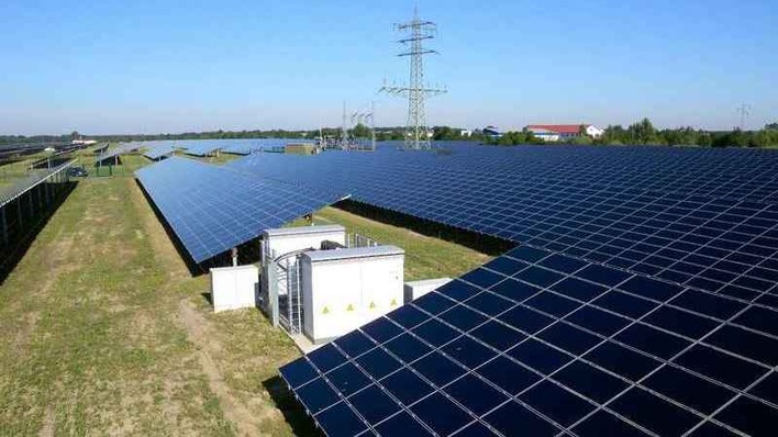 Große Solarparks liefern günstig Strom.