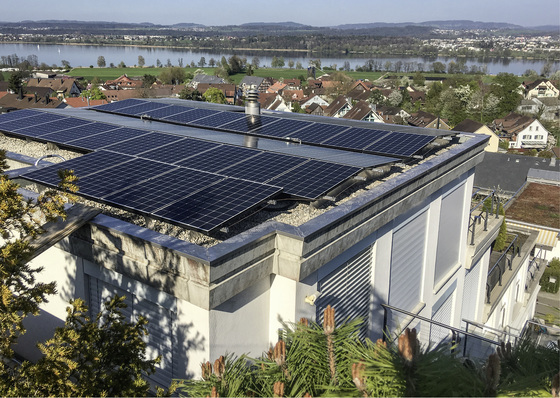 
Die bestehende Solaranlage soll erweitert werden. Mehr Photovoltaik? Zusätzlicher Wasserspeicher? Solarthermie? Um diese Frage zu beantworten, rechnete der Planer verschiedene Varianten durch.



