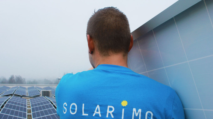 Die Handwerker von Solarimo bauen auch die Solaranlagen auf die Dächer der Mehrfamilienhäuser in Herford.