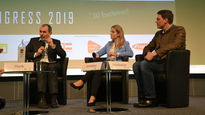 Josef Plank, Generalsekretär des BMNT, und Vera Immitzer, Geschäftsführerin von PV Austria, debattieren zusammen mit Matthias Fischbacher, Geschäftsführer des Photovoltaikunternehmen Dafi, wie die Rahmenbedingungen für deie Photovoltaik zu gestalten sind.