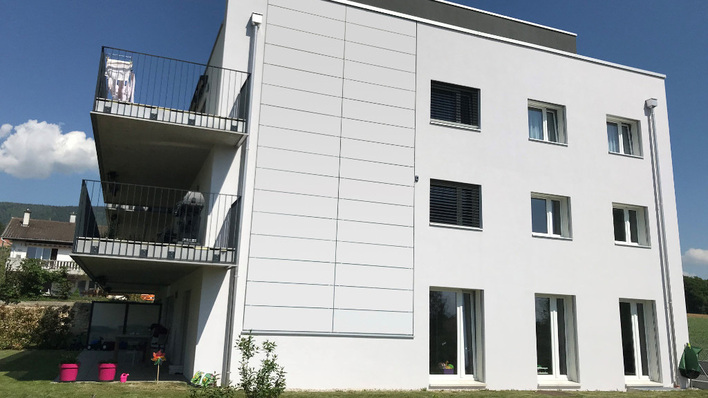 Module in allen erdenklichen Formen und Farben ist das Angebot der Solarindustrie an die Architekten. Sogra die Technologie verschwindet optisch aus der Fassde, wenn es der Architekt so will.