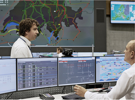 
In der Leitwarte des Übertragungsnetzbetreibers Swissgrid ist die Automatisierung schon deutlich weiter.



