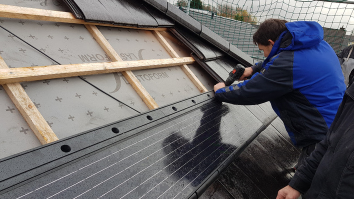 Die Dachziegel von Nelskamp sind denkbar einfach zu verlegen. Das Unternehmen liefert sogar die gesamte Planung mit.