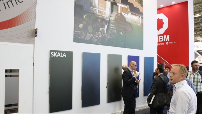 Der Markt bietet bereits farbige Solarmodule, hier von Avancis.