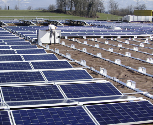 



Zeit ist Geld: Der Preisdruck ist groß. Dem können die Montagesystemhersteller nur begegnen, wenn sie ihre Lösungen vereinfachen, sodass die Installation schnell geht.
