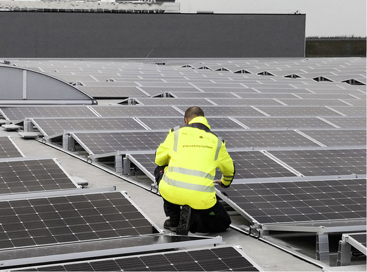 
Bei der Abnahme schaut sich Peter Grass die errichtete Unterkonstruktion ganz genau an.



