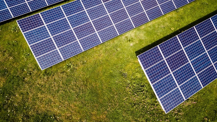 Solaranlagen auf Freiflächen werden so preiswert, dass sie auch ohne EEG-Vergütung wirtschaftlich betrieben werden können.