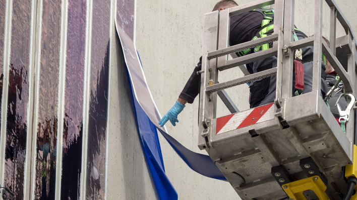 Sechs Meter lang und 32 Zentimeter breit sind die einzelnen Solarfolien, die auf die Außenhaut des Getreidesilos geklebt wurden.