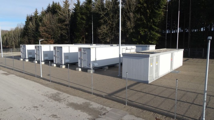 Die Batteriespeicher leistet 16 Megawatt und liefert 8,5 Megawattstunden Kapazität.