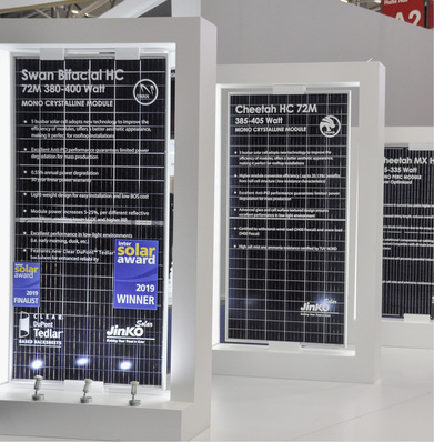 
Jinko Solar konnte sich über den Intersolar Award freuen. Er wurde für das bifaziale Modul mit transparenter Rückseitenfolie vergeben. 



