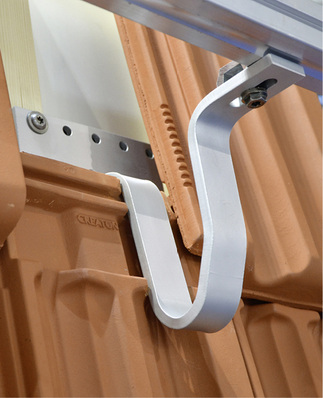 



Der neue Dachhaken von Schletter kommt mit einer glänzenden Beschichtung zum Kunden. Sie sieht nicht nur gut aus, sondern schützt auch vor Rost.
