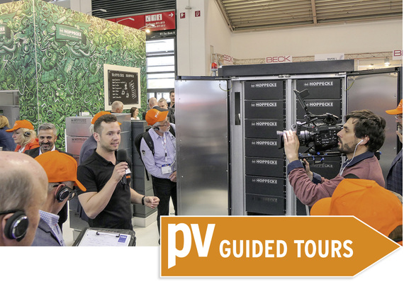 





Jonas Meyer trägt das neue Logo von Intilion auf dem Namensschild. Er präsentiert den Systemizer Scalebloc.

