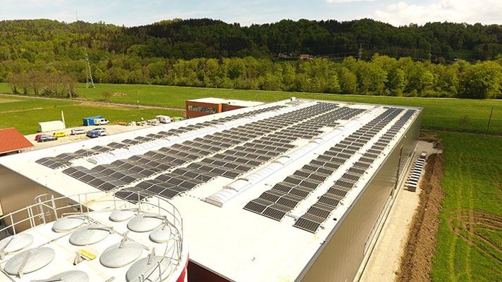 Die Industrie kann mit Photovoltaik ihre Stromkosten senken.