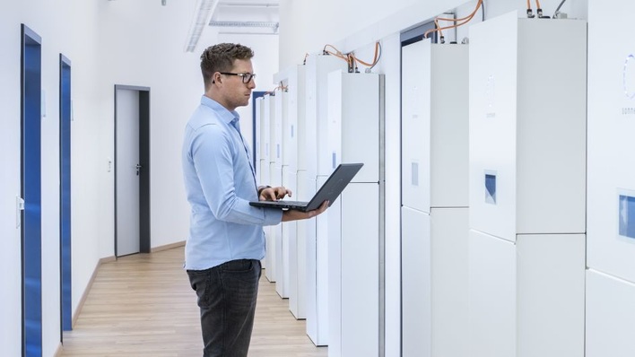 Vernetzte Sonnenbatterien stützen das Stromnetz.